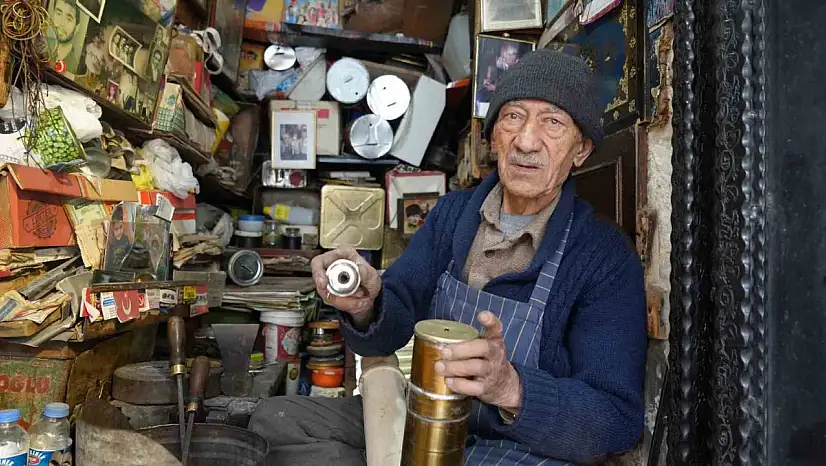 Gaziantep'in 86 yaşındaki teneke ustası, 66 yıldır mesleğini icra ediyor