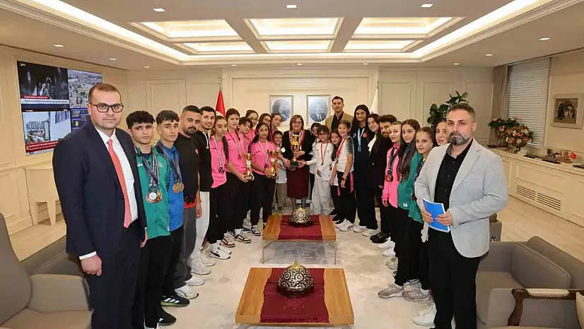 Gaziantep'in şampiyonları, Şahin ile bir araya geldi