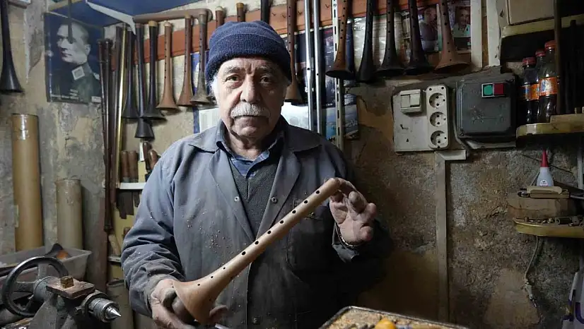 Gaziantep'te 70 yaşındaki usta, 60 yıldır geleneksel yöntemlerle zurna üretiyor