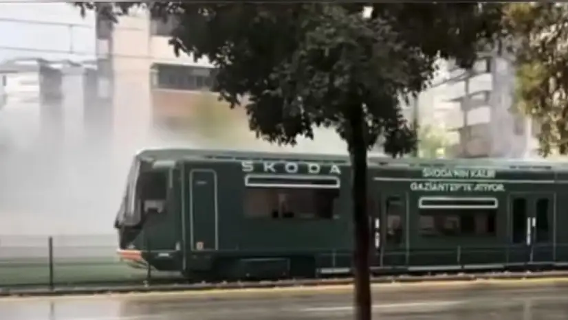 Gaziantep'te faciadan dönüldü: Yüzlerce yolcunun olduğu tramvaya yıldırım isabet etti