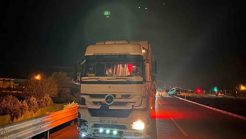 Gaziantep'te hafif ticari araç ile tır çarpıştı: 2'si çocuk 3 yaralı