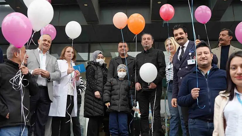 Gaziantep'te kanseri yenen Melih Tuğra için gökyüzüne balonlar bırakıldı