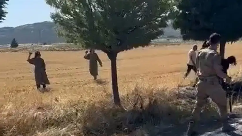 Gaziantep'te kaza yapan aracı kaldırmaya giden jandarmaya saldırdılar