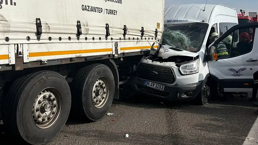 Gaziantep'te minibüs tıra arkadan çarptı: 5 yaralı