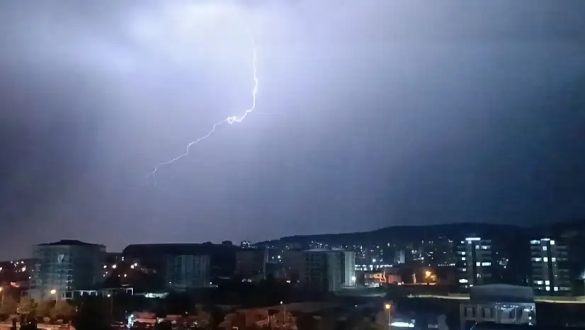 Gaziantep'te sağanak ve dolu etkili oldu, şimşekler geceyi aydınlattı