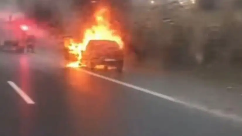 Gaziantep'te seyir halindeki araç alev alev yandı