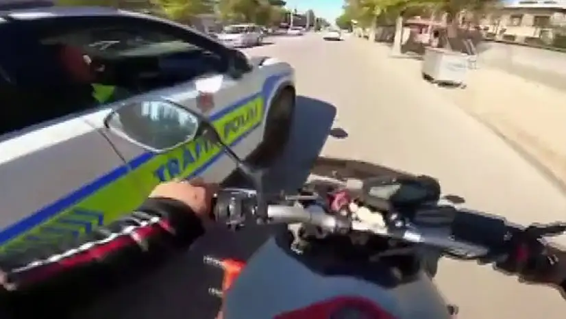 Gaziantep'te trafik kurallarını ihlal eden motosikletliyi polisler çarparak durdurdu