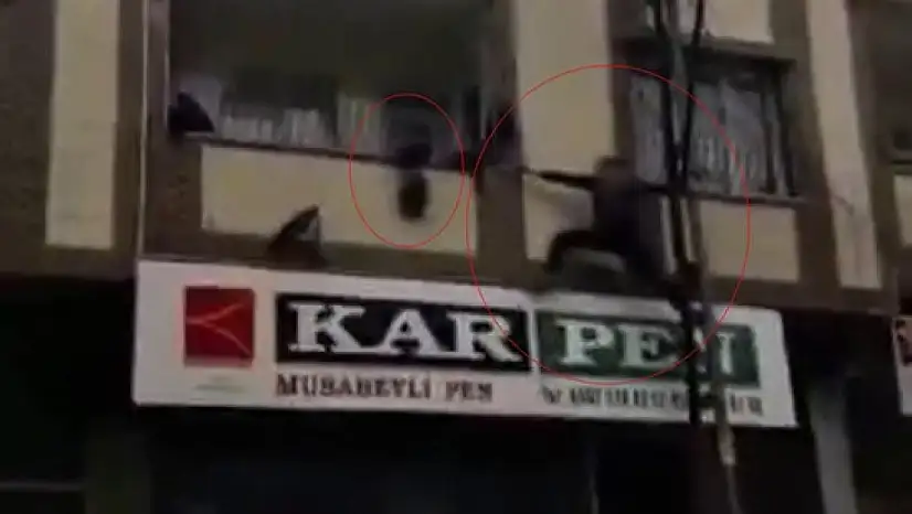 Gaziantep'te yürekleri ağza getiren an: Balkonda asılı kalan çocuğu kurtardı
