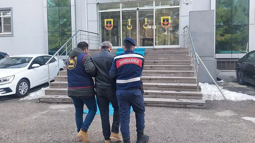 Kesinleşmiş 25 yıl cezayla aranan şüpheliyi jandarma yakaladı