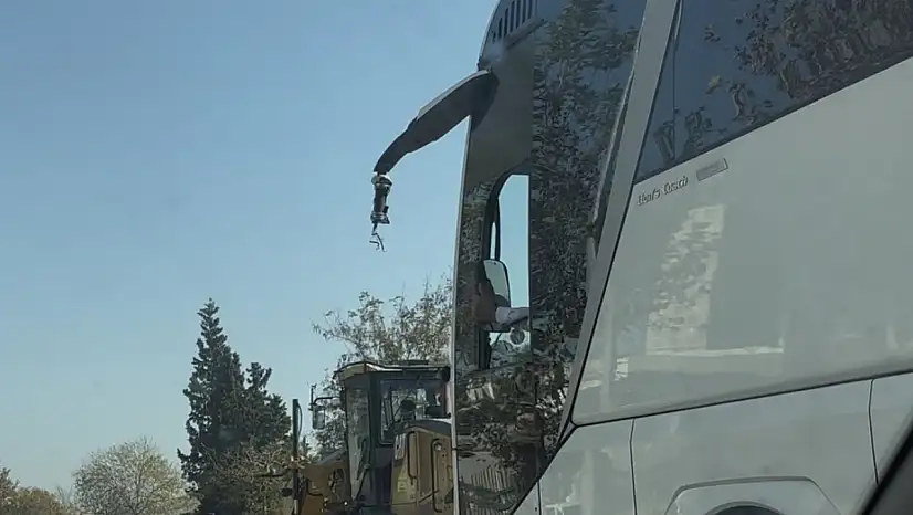 Kırılan aynayı eliyle tutup yolculuğa devam etti