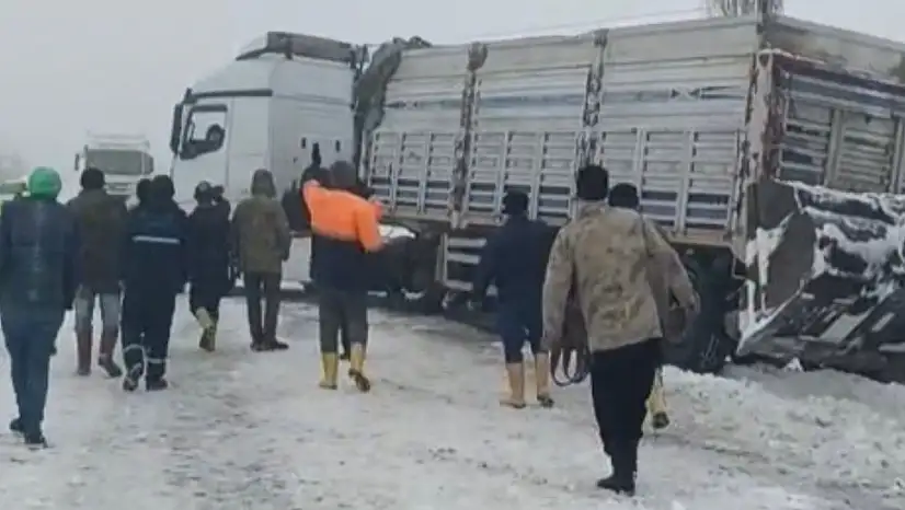 Kontrolden çıkan tır yolu kapattı, kilometrelerce araç kuyruğu oluştu