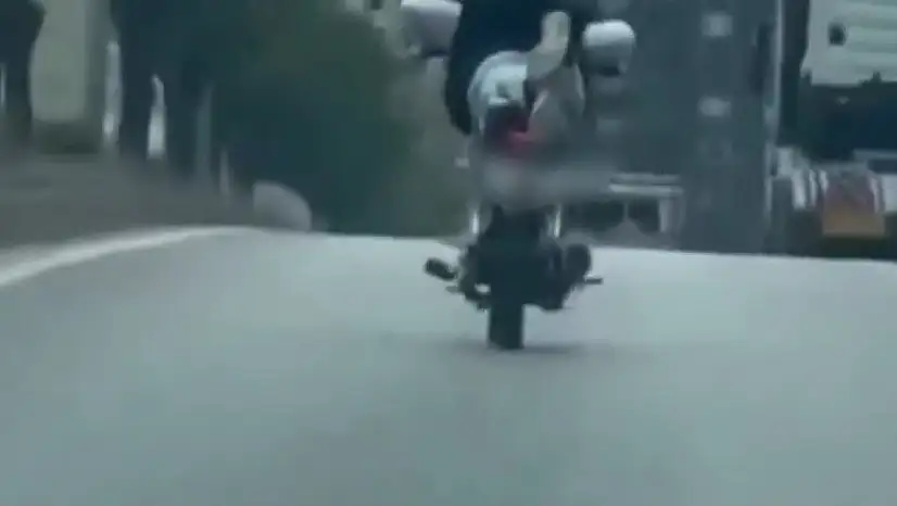 Motosikletle akrobatik hareketler yaptı, cezadan kaçamadı