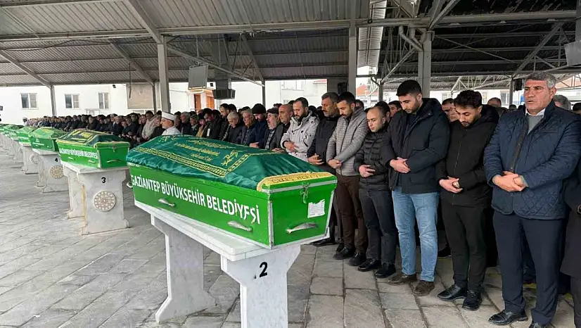 Otobüs kazasında hayatını kaybeden 3 kişi Gaziantep'te son yolculuğuna uğurlandı