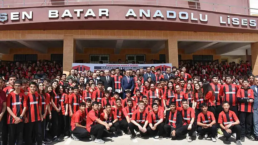 Şahinbey Belediyesi'nden, 160 bin öğrenciye Gaziantep FK forması