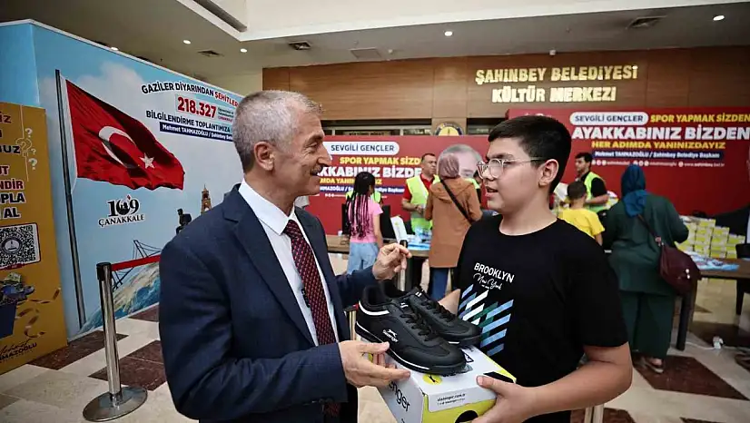 Şahinbey Belediyesi'nden öğrencilere 1 milyon 438 bin spor ayakkabısı hediye