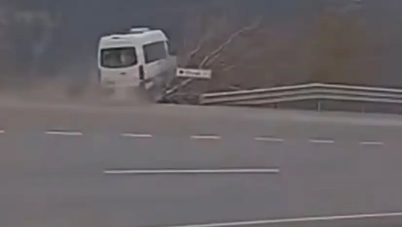 Tarım işçilerini taşıyan minibüsün şarampole uçtuğu kaza kamerada