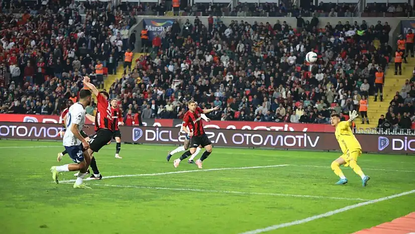 Trendyol Süper Lig: Gaziantep FK: 1 - Fenerbahçe: 0 (İlk yarı)