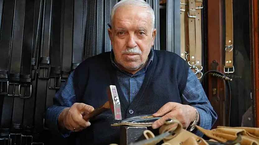 2 metrekarelik dükkanda 48 yıldır mesleğini icra ediyor
