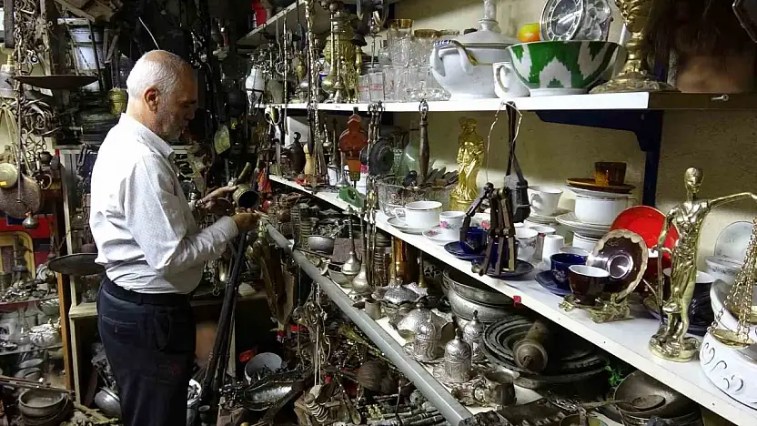 45 yıldır topladığı antika eşyaların sayısını kendisi de bilmiyor