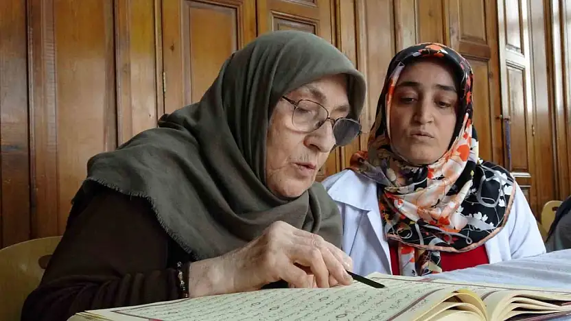 75 yaşındaki Fatma teyzenin Kur'an-ı Kerim öğrenme azmi