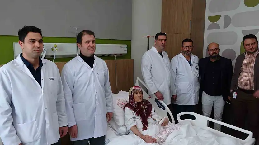 87 yaşındaki hastanın karnından 4,5 kilogramlık tümör çıkarıldı