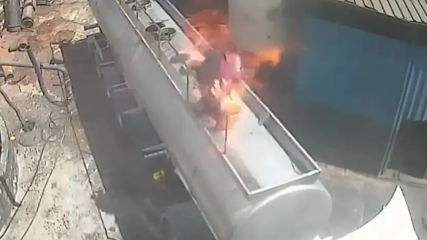 Ağzında sigara ile açtığı tanker kapağı bomba gibi patladı: O anlar saniye saniye kamerada