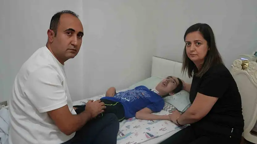 Bademcik ameliyatı sonrası engelli kalan küçük Hüseyin'in ailesi ilk kez konuştu: 'Keşke biz bu 109 milyonluk tazminatı almasak da oğlum gelip benden sadece 1 TL harçlık isteyebilse'