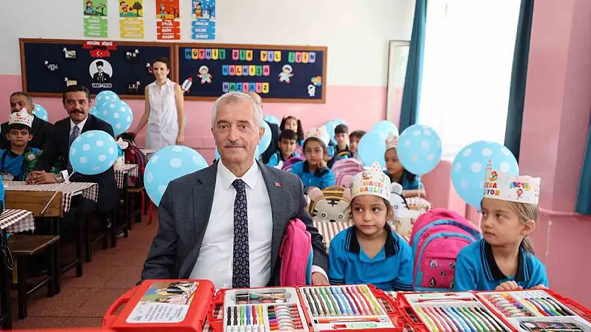 Başkan Tahmazoğlu'ndan öğrencilere 881 bin adet boyama seti