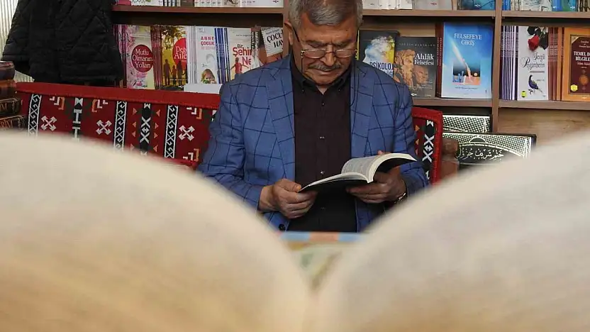 Çocukken başladığı okuma tutkusunu 60 yıldır sürdürüyor