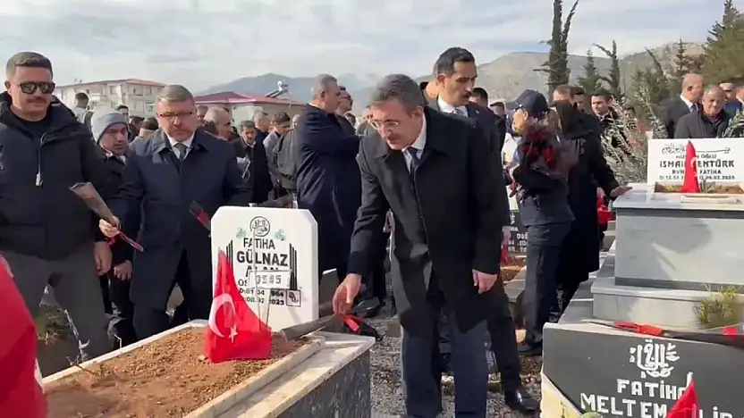 Cumhurbaşkanı Yardımcısı Yılmaz, deprem şehitlerinin mezarını ziyaret etti