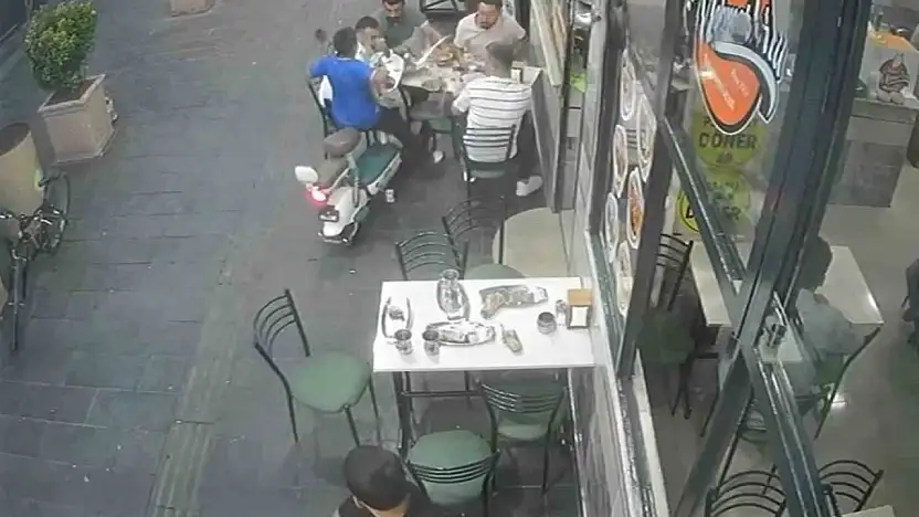 Elektrikli bisiklet yemek yiyenlerin arasına daldı