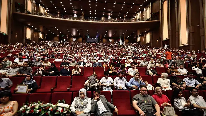 Evlilik Okulu'nda eğitim gören bin 120 çift daha sertifikasını aldı