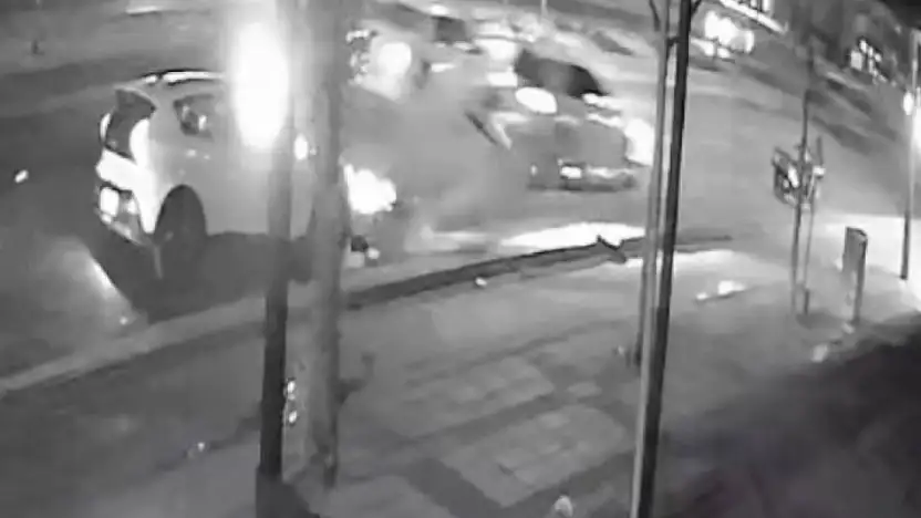 Feci kaza kamerada... Hızla gelen araç, otomobil ve motosiklete çarptı: 1'i ağır 2 yaralı