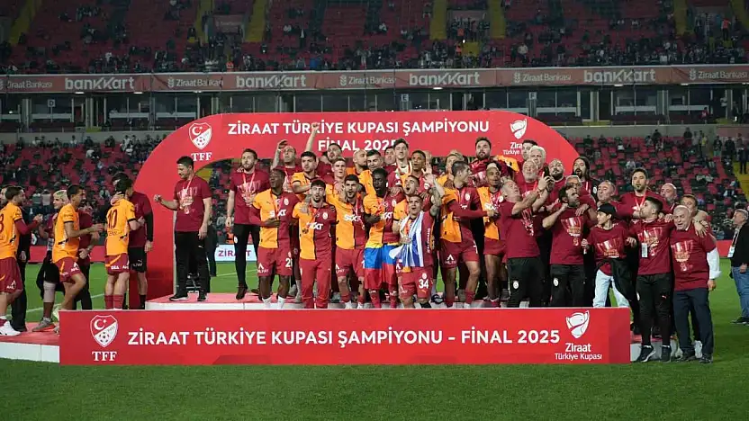 Galatasaraylı oyuncular Türkiye Kupası'nı kaldırdı, coşku zirveye ulaştı