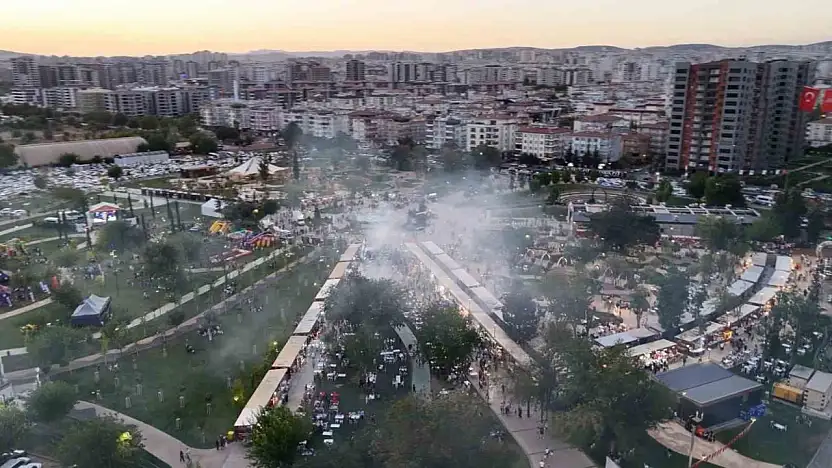 GastroANTEP'te kebap stantlarının önünde kuyruk oluştu, dumandan göz gözü görmedi