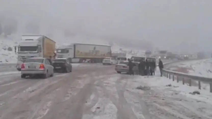 Gaziantep-Araban kara yolunda kar esareti: Çok sayıda araç mahsur kaldı