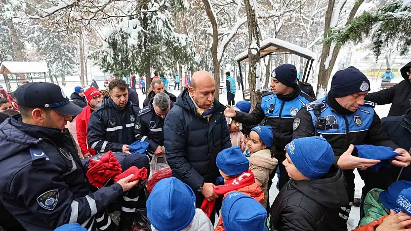 Gaziantep Büyükşehir Belediyesi, çocukların kar sevincine hediyelerle ortak oldu