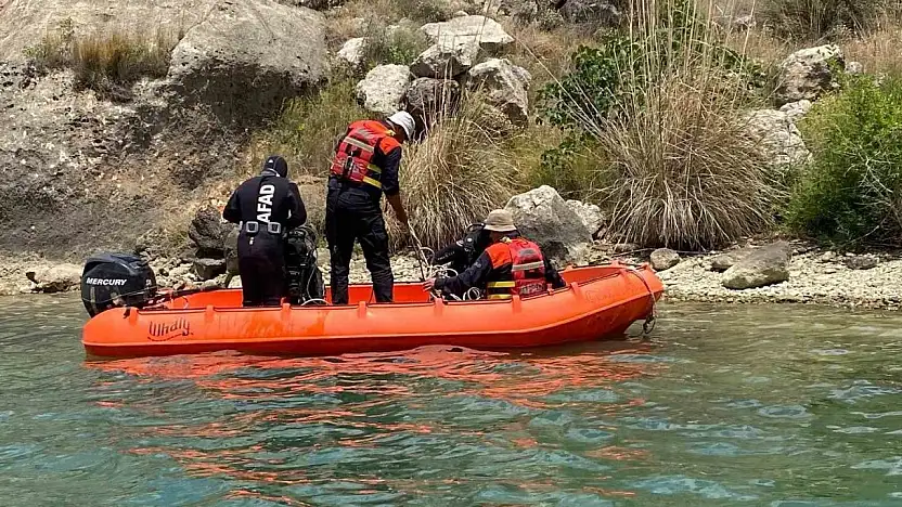 Gaziantep'in Araban ilçesinde 24 Mayıs 2025 günü ailesiyle fıstık bahçesindeyken kaybolan 10 yaşındaki otizmli Onurcan Özdemir'in cansız bedeni Fırat Nehri'nde bulundu. Cenazenin sudan çıkarılması ve tam kimlik teşhisi için çalışmaların sürdüğü öğrenildi.