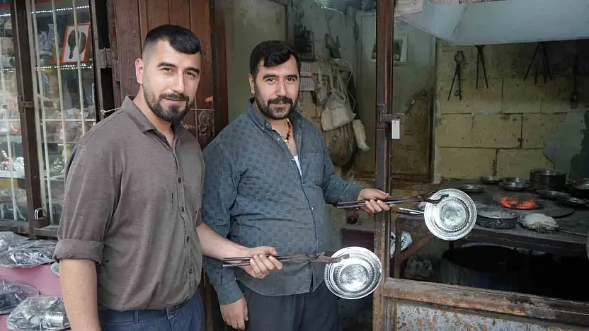 Gaziantep'te 3'üncü kuşak kalaycı ikizler, mesleği yaşatıyor