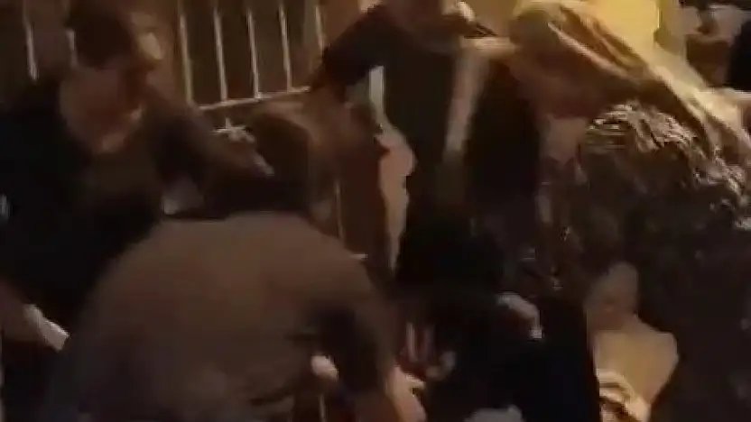 Gaziantep'te 4 kadın, sokakta oturan başka bir kadını sopalarla darp etti
