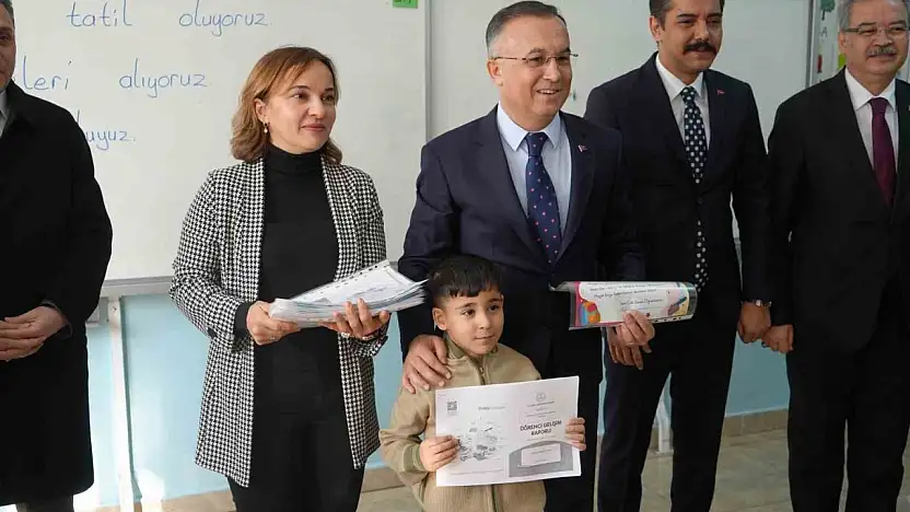 Gaziantep'te 690 bin öğrenci karne heyecanı yaşadı