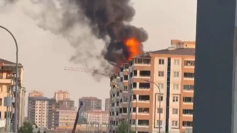 Gaziantep'te 7 katlı binanın çatısı alev alev yandı