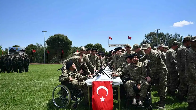 Gaziantep'te 95 özel ihtiyaçlı genç bir günlüğüne asker oldu