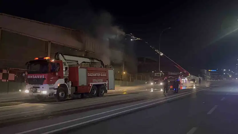 Gaziantep'te ambalaj fabrikasında yangın: 1 işçi dumandan etkilendi