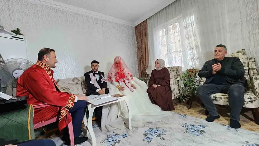 Gaziantep'te aşk kar kış dinlemedi: Gelin ve damat nikah salonuna gidemeyince nikah memuru eve geldi