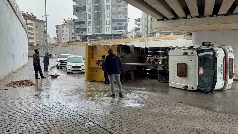 Gaziantep'te damperi köprüye çarpan kamyon yan yattı