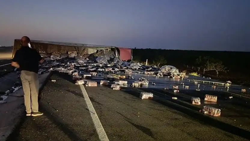 Gaziantep'te devrilen meşrubat yüklü tırın sürücüsü yaralandı