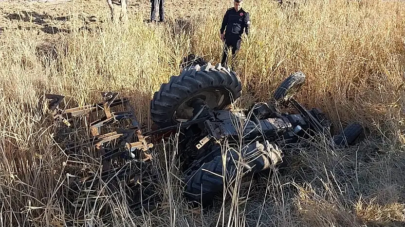 Gaziantep'te devrilen traktörün sürücüsü hayatını kaybetti