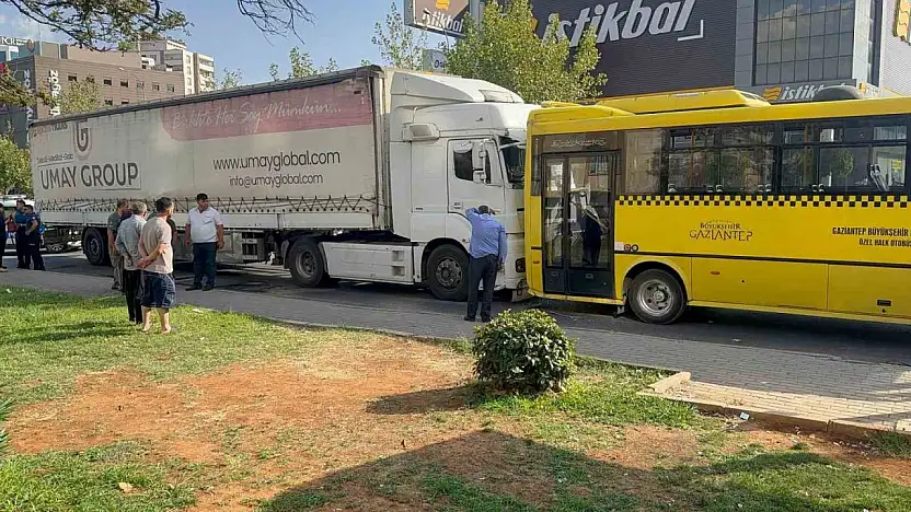 Gaziantep'te durakta yolcu alan halk otobüsüne tır çarptı: 2'si ağır 3 yaralı