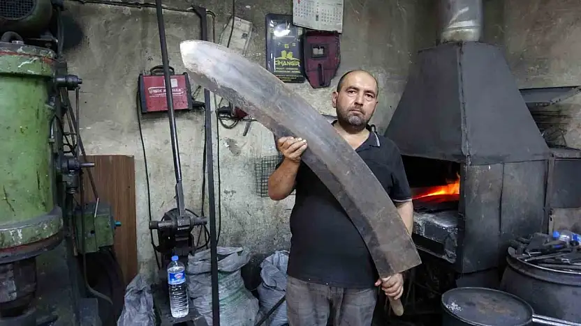 Gaziantep'te el emeğiyle yapılan insan boyundaki et satırı alıcısını bekliyor